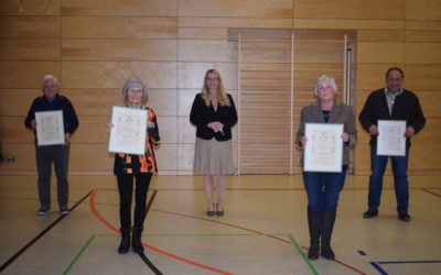 Dreimal Bronze, einmal Silber – Bürgermeisterin Miriam Gruß zeichnet vier Gundelfinger Bürgerinnen und Bürger für ihre Leistungen aus